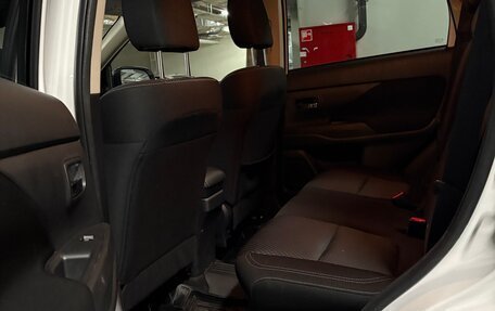 Mitsubishi Outlander III рестайлинг 3, 2019 год, 2 390 000 рублей, 9 фотография