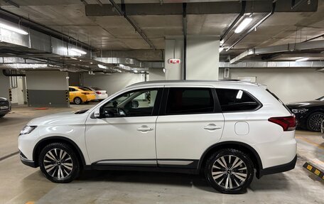 Mitsubishi Outlander III рестайлинг 3, 2019 год, 2 390 000 рублей, 2 фотография