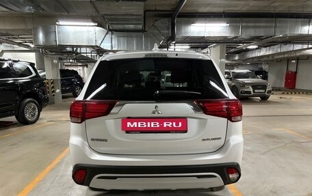 Mitsubishi Outlander III рестайлинг 3, 2019 год, 2 390 000 рублей, 4 фотография