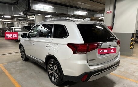 Mitsubishi Outlander III рестайлинг 3, 2019 год, 2 390 000 рублей, 3 фотография