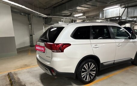Mitsubishi Outlander III рестайлинг 3, 2019 год, 2 390 000 рублей, 5 фотография