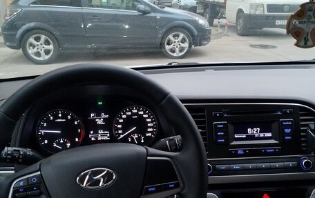 Hyundai Elantra VI рестайлинг, 2018 год, 1 200 000 рублей, 3 фотография