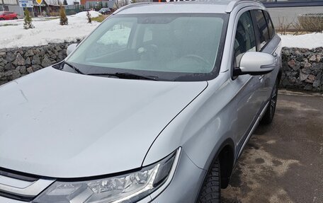 Mitsubishi Outlander III рестайлинг 3, 2016 год, 1 875 000 рублей, 2 фотография