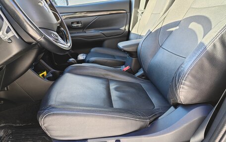 Mitsubishi Outlander III рестайлинг 3, 2016 год, 1 875 000 рублей, 11 фотография