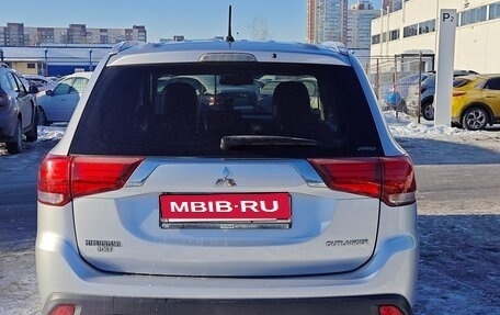Mitsubishi Outlander III рестайлинг 3, 2016 год, 1 875 000 рублей, 8 фотография