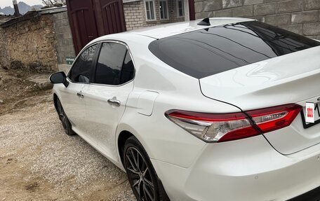 Toyota Camry, 2021 год, 2 200 000 рублей, 4 фотография