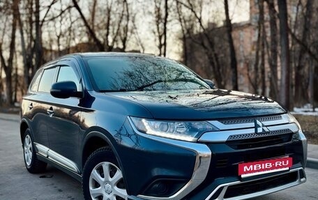 Mitsubishi Outlander III рестайлинг 3, 2019 год, 1 920 000 рублей, 3 фотография
