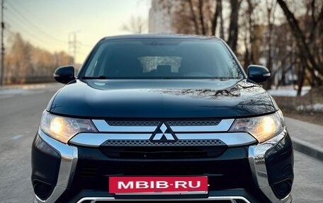 Mitsubishi Outlander III рестайлинг 3, 2019 год, 1 920 000 рублей, 2 фотография