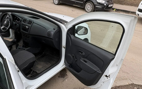 Renault Logan II, 2018 год, 872 000 рублей, 15 фотография