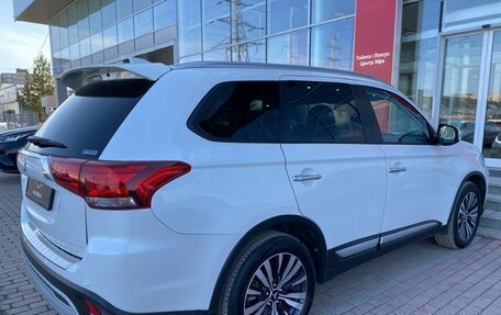 Mitsubishi Outlander III рестайлинг 3, 2021 год, 2 650 000 рублей, 4 фотография