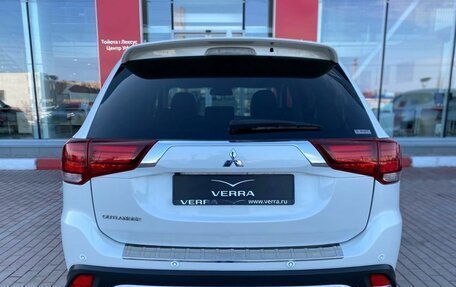 Mitsubishi Outlander III рестайлинг 3, 2021 год, 2 650 000 рублей, 5 фотография