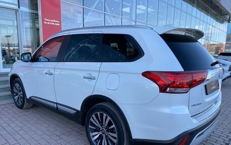 Mitsubishi Outlander III рестайлинг 3, 2021 год, 2 650 000 рублей, 6 фотография