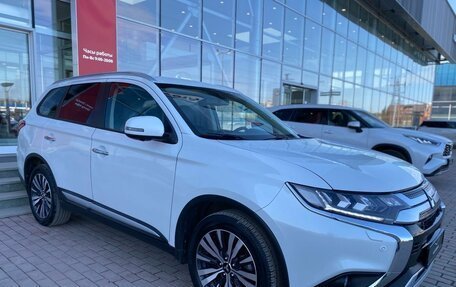 Mitsubishi Outlander III рестайлинг 3, 2021 год, 2 650 000 рублей, 3 фотография