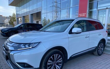 Mitsubishi Outlander III рестайлинг 3, 2021 год, 2 650 000 рублей, 7 фотография