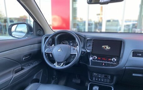 Mitsubishi Outlander III рестайлинг 3, 2021 год, 2 650 000 рублей, 9 фотография