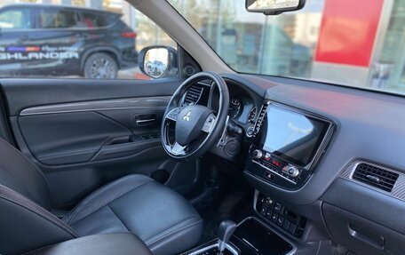 Mitsubishi Outlander III рестайлинг 3, 2021 год, 2 650 000 рублей, 11 фотография