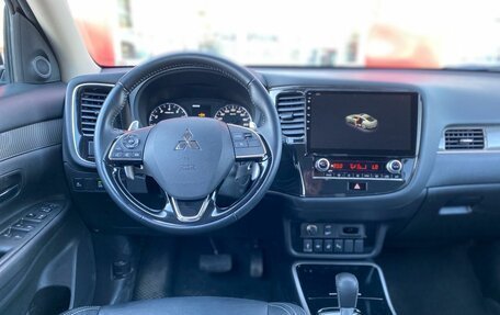 Mitsubishi Outlander III рестайлинг 3, 2021 год, 2 650 000 рублей, 10 фотография