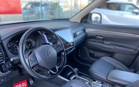 Mitsubishi Outlander III рестайлинг 3, 2021 год, 2 650 000 рублей, 8 фотография