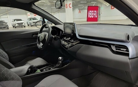 Toyota C-HR I рестайлинг, 2020 год, 2 730 000 рублей, 13 фотография