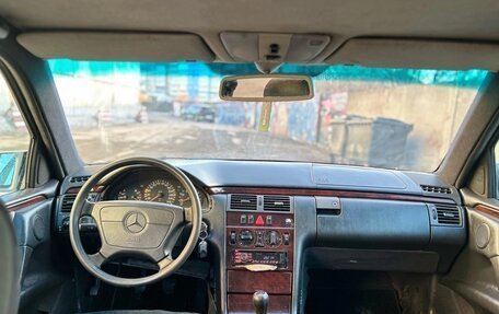 Mercedes-Benz E-Класс, 1998 год, 230 000 рублей, 5 фотография