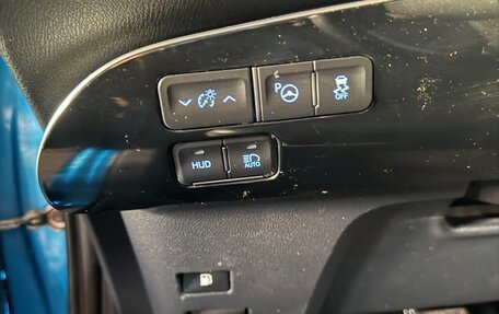 Toyota Prius IV XW50, 2019 год, 2 600 000 рублей, 5 фотография