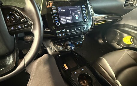 Toyota Prius IV XW50, 2019 год, 2 600 000 рублей, 9 фотография