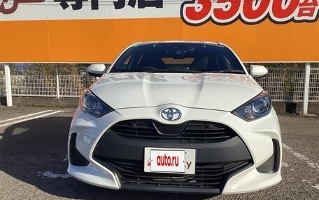 Toyota Yaris, 2022 год, 1 047 000 рублей, 2 фотография
