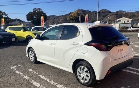 Toyota Yaris, 2022 год, 1 047 000 рублей, 8 фотография