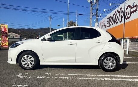 Toyota Yaris, 2022 год, 1 047 000 рублей, 9 фотография