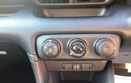 Toyota Yaris, 2022 год, 1 047 000 рублей, 16 фотография