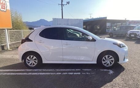 Toyota Yaris, 2022 год, 1 047 000 рублей, 12 фотография