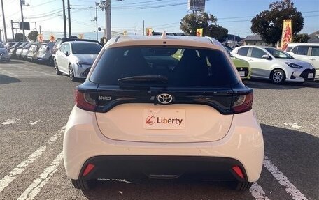 Toyota Yaris, 2022 год, 1 047 000 рублей, 10 фотография