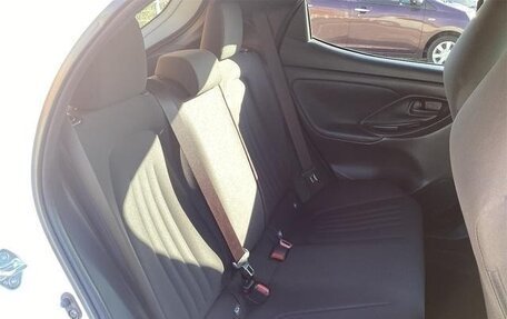 Toyota Yaris, 2022 год, 1 047 000 рублей, 24 фотография