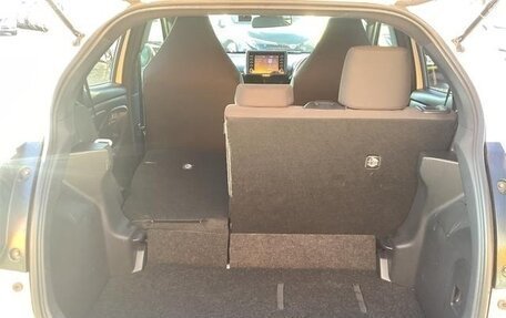 Toyota Yaris, 2022 год, 1 047 000 рублей, 27 фотография