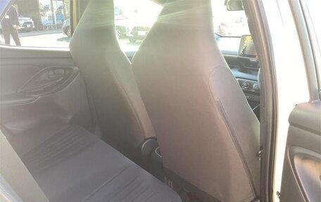 Toyota Yaris, 2022 год, 1 047 000 рублей, 23 фотография