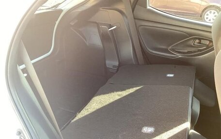 Toyota Yaris, 2022 год, 1 047 000 рублей, 25 фотография