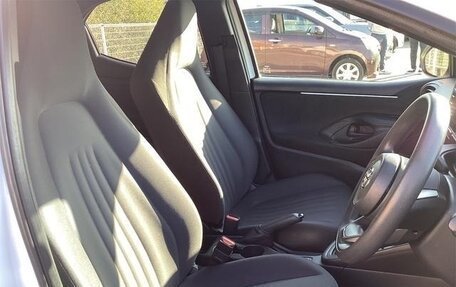 Toyota Yaris, 2022 год, 1 047 000 рублей, 22 фотография