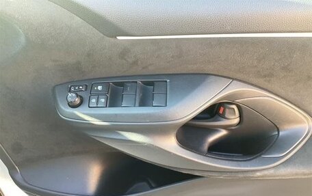 Toyota Yaris, 2022 год, 1 047 000 рублей, 19 фотография