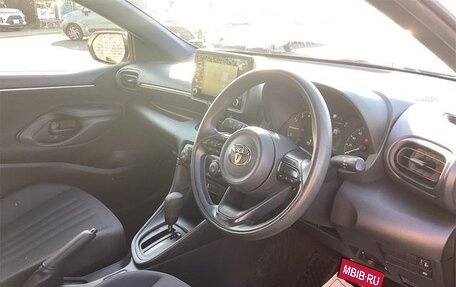 Toyota Yaris, 2022 год, 1 047 000 рублей, 21 фотография