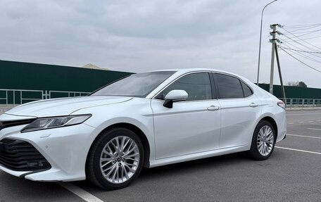 Toyota Camry, 2018 год, 2 600 000 рублей, 2 фотография