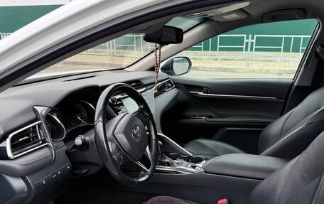 Toyota Camry, 2018 год, 2 600 000 рублей, 10 фотография