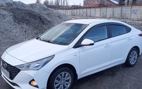 Hyundai Solaris II рестайлинг, 2021 год, 1 520 000 рублей, 2 фотография