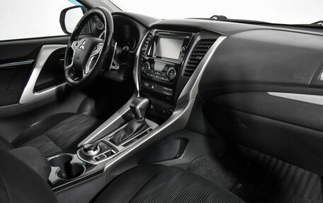 Mitsubishi Pajero Sport III рестайлинг, 2017 год, 2 990 000 рублей, 14 фотография