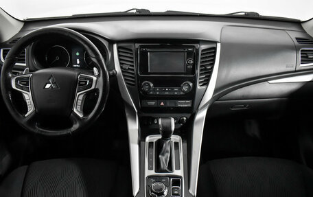 Mitsubishi Pajero Sport III рестайлинг, 2017 год, 2 990 000 рублей, 16 фотография