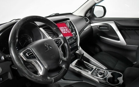 Mitsubishi Pajero Sport III рестайлинг, 2017 год, 2 990 000 рублей, 9 фотография