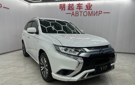 Mitsubishi Outlander III рестайлинг 3, 2022 год, 2 115 000 рублей, 2 фотография