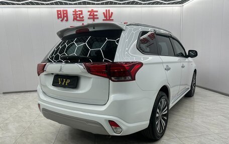 Mitsubishi Outlander III рестайлинг 3, 2022 год, 2 115 000 рублей, 4 фотография