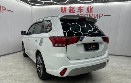 Mitsubishi Outlander III рестайлинг 3, 2022 год, 2 115 000 рублей, 5 фотография