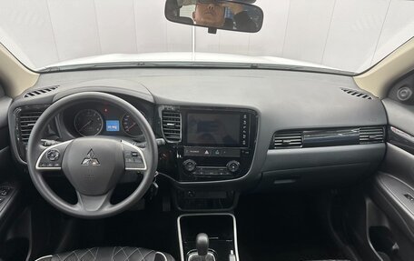 Mitsubishi Outlander III рестайлинг 3, 2022 год, 2 115 000 рублей, 10 фотография