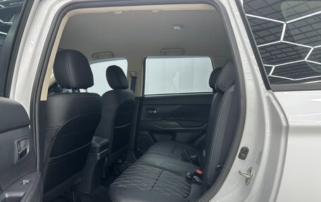 Mitsubishi Outlander III рестайлинг 3, 2022 год, 2 115 000 рублей, 8 фотография